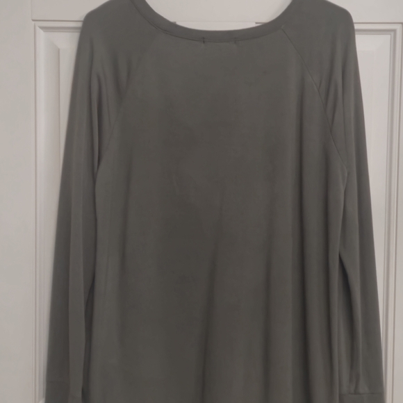BNWOT! Women's Size Medium. Long-Sleeved Olive Green Lightweight Sweatshirt!✨️ - Picture 10 of 11